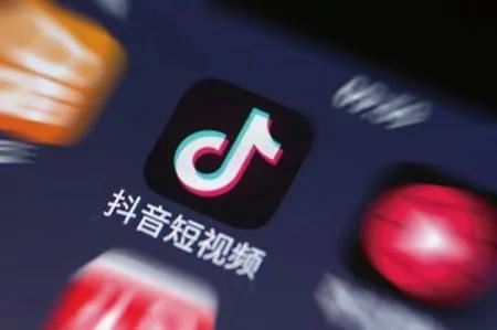 抖音上動感汽車視頻怎么做的？